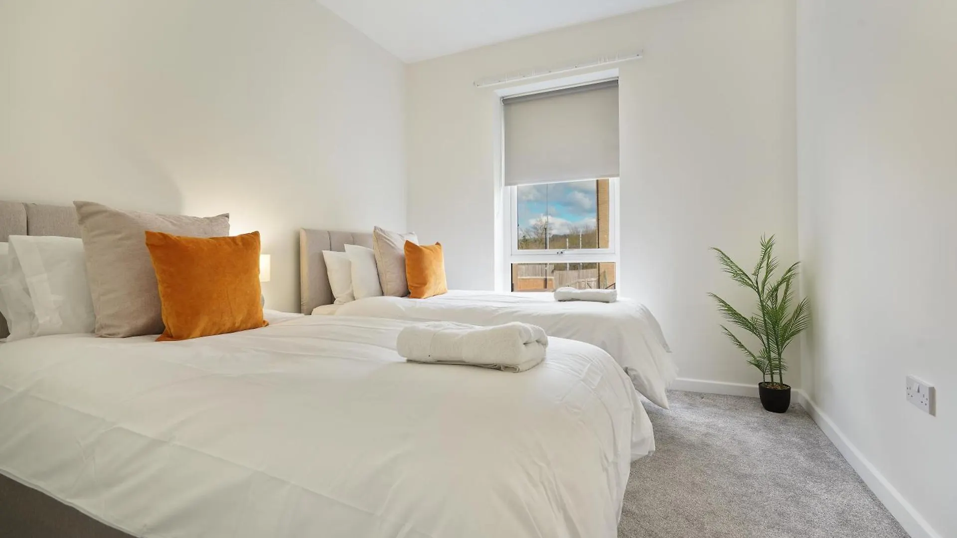 Mersey Way, Spacious 3 Bed Home, Close To Sheffield City Centre & Free Driveway Parking - Perfect For Workers, Groups & Families - Hosted By Stay Host Save דירה