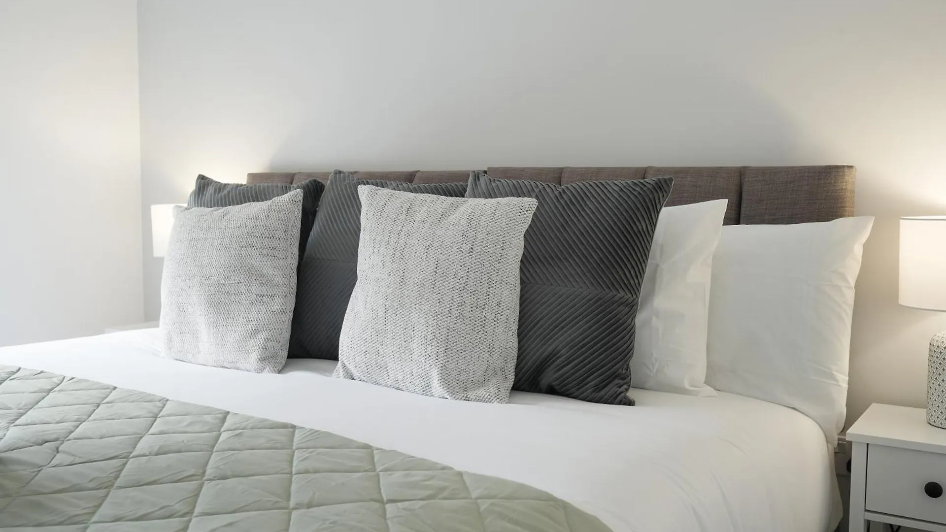 Mersey Way, Spacious 3 Bed Home, Close To Sheffield City Centre & Free Driveway Parking - Perfect For Workers, Groups & Families - Hosted By Stay Host Save 0*,  בריטניה