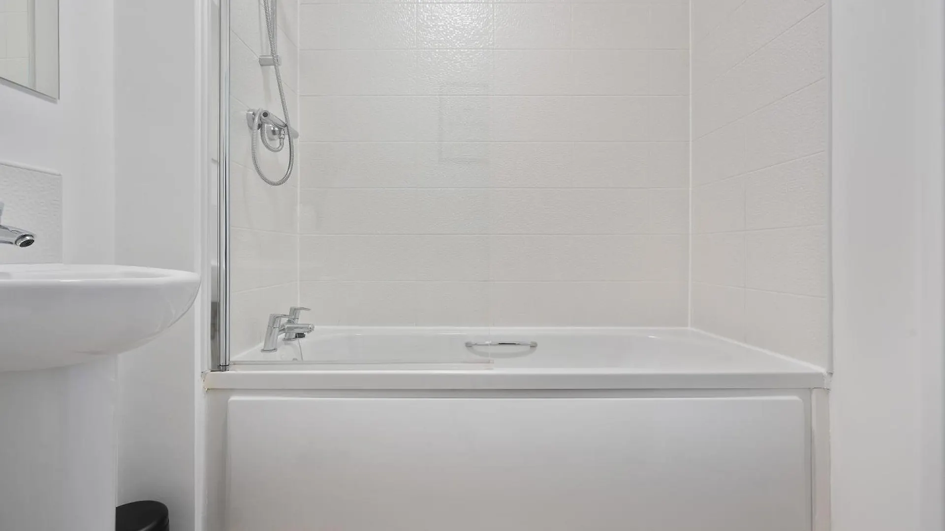 Mersey Way, Spacious 3 Bed Home, Close To Sheffield City Centre & Free Driveway Parking - Perfect For Workers, Groups & Families - Hosted By Stay Host Save בריטניה