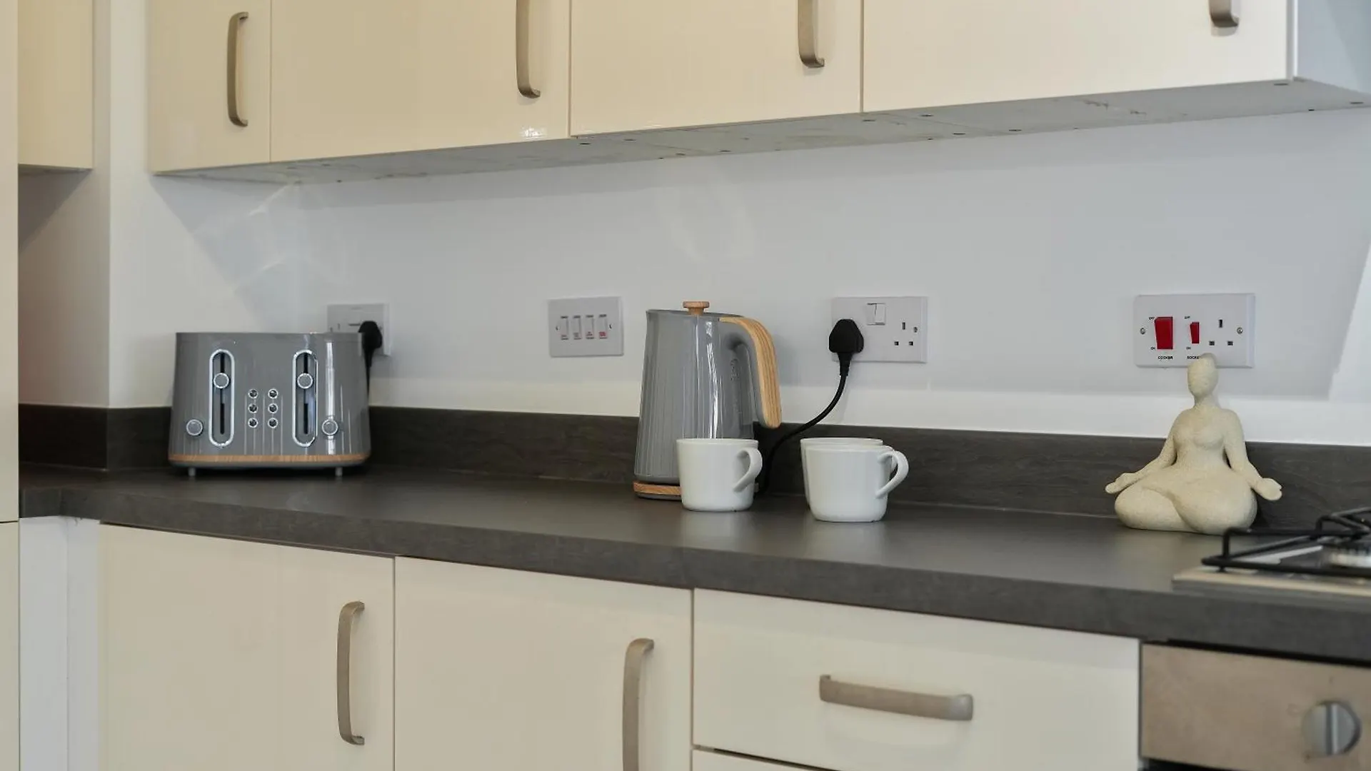 Mersey Way, Spacious 3 Bed Home, Close To Sheffield City Centre & Free Driveway Parking - Perfect For Workers, Groups & Families - Hosted By Stay Host Save