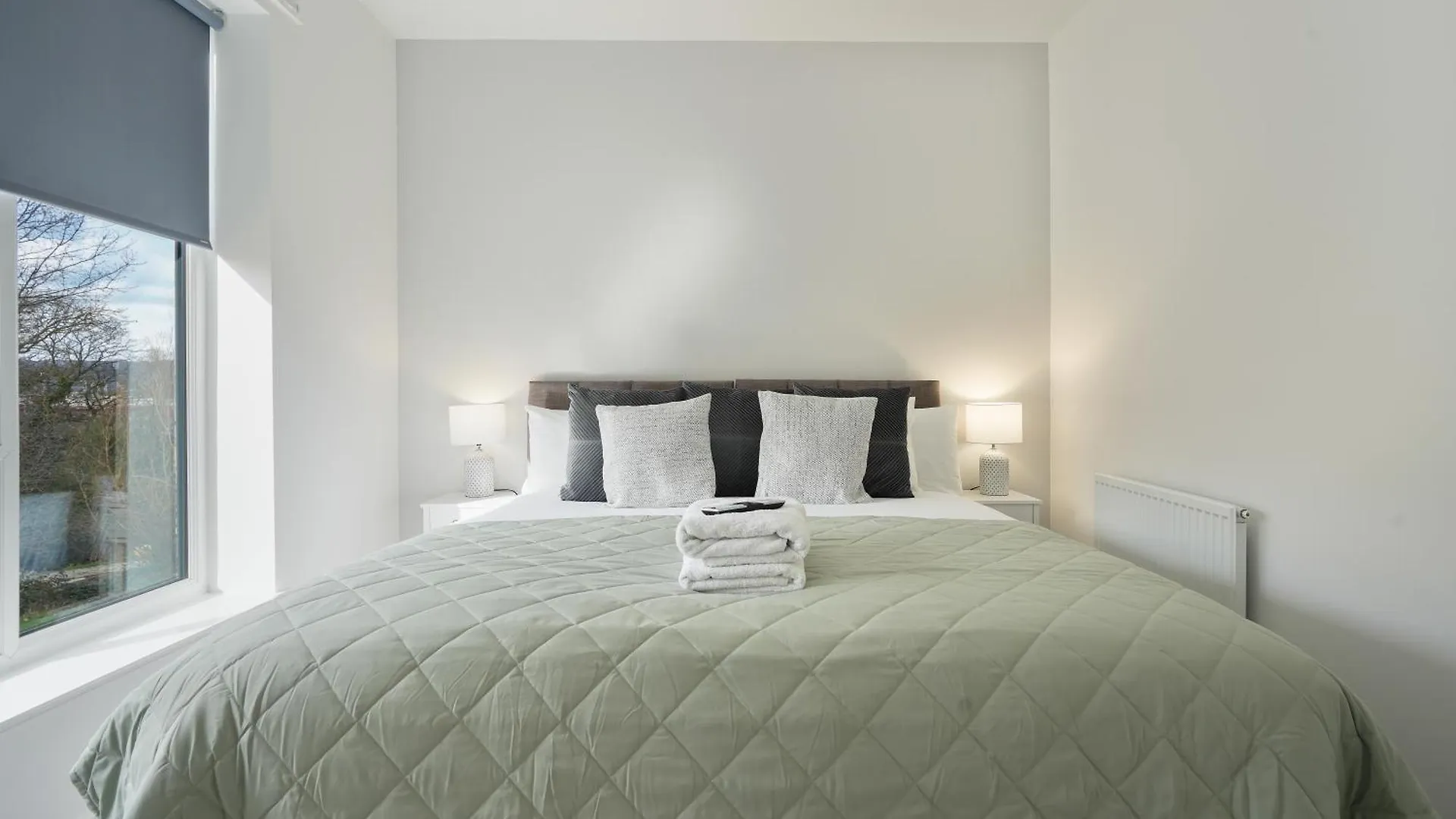 Mersey Way, Spacious 3 Bed Home, Close To Sheffield City Centre & Free Driveway Parking - Perfect For Workers, Groups & Families - Hosted By Stay Host Save