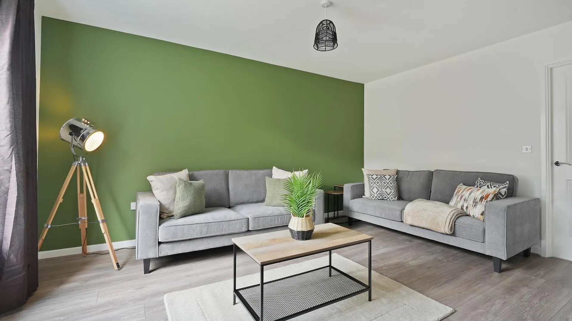 Mersey Way, Spacious 3 Bed Home, Close To Sheffield City Centre & Free Driveway Parking - Perfect For Workers, Groups & Families - Hosted By Stay Host Save