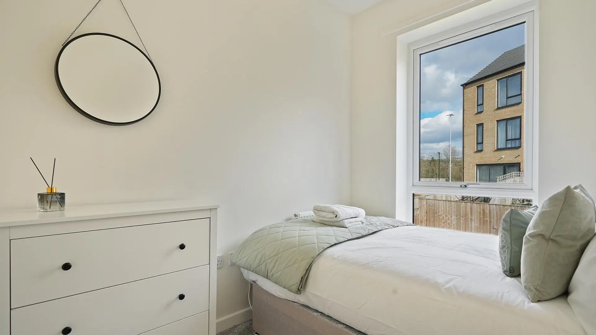 Mersey Way, Spacious 3 Bed Home, Close To Sheffield City Centre & Free Driveway Parking - Perfect For Workers, Groups & Families - Hosted By Stay Host Save