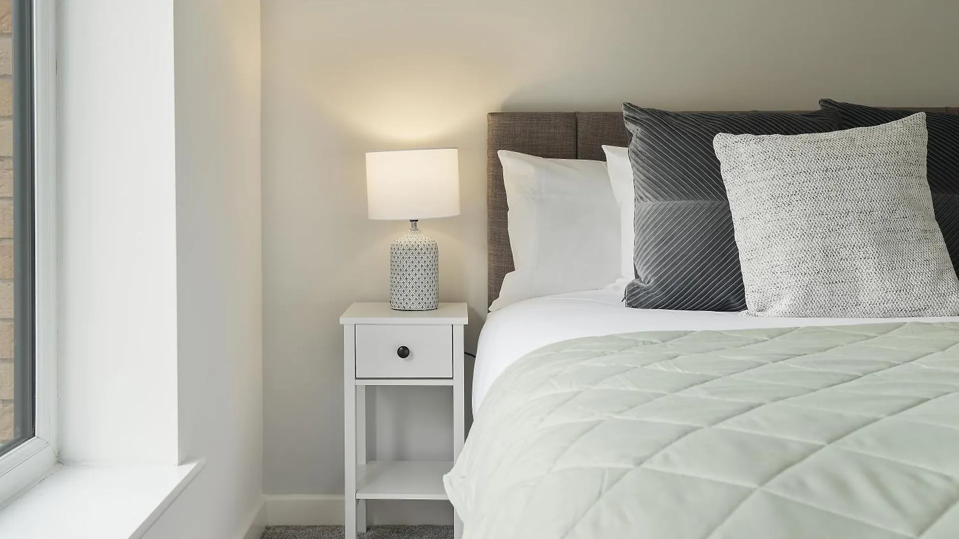 Mersey Way, Spacious 3 Bed Home, Close To Sheffield City Centre & Free Driveway Parking - Perfect For Workers, Groups & Families - Hosted By Stay Host Save בריטניה