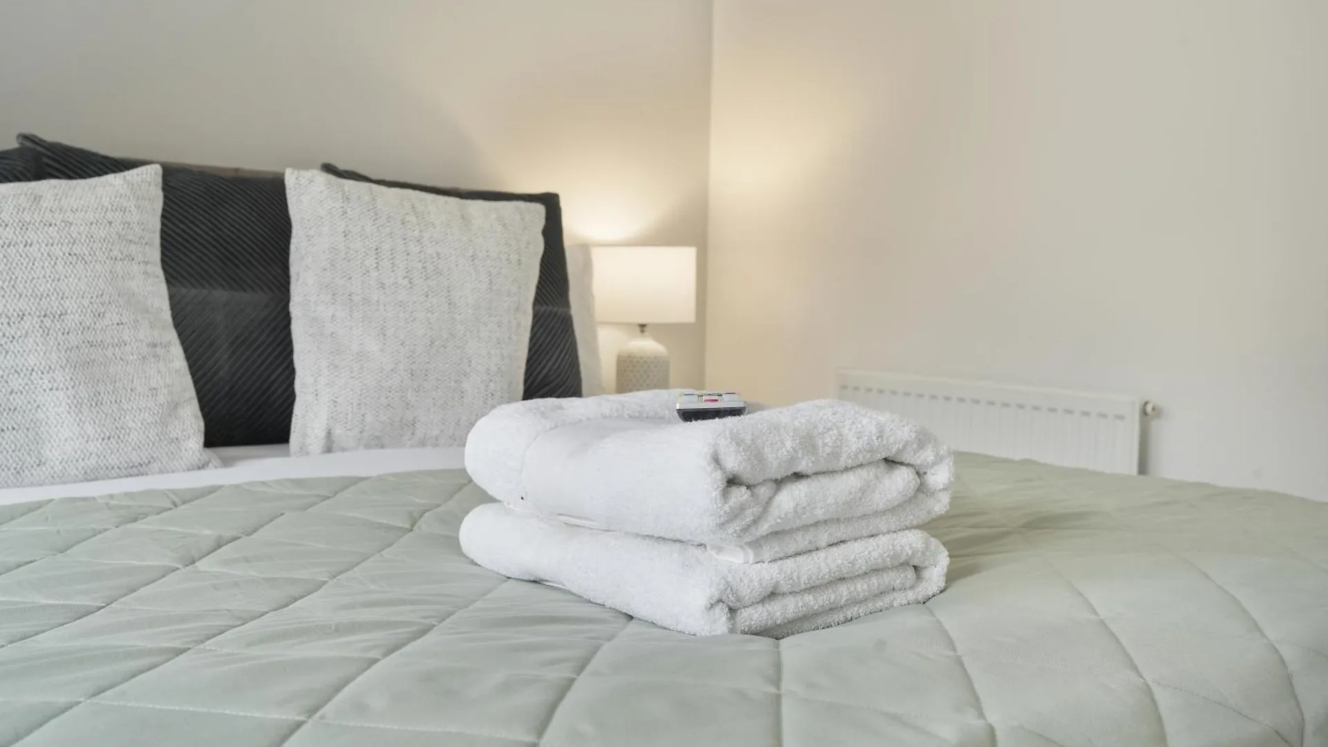 Mersey Way, Spacious 3 Bed Home, Close To Sheffield City Centre & Free Driveway Parking - Perfect For Workers, Groups & Families - Hosted By Stay Host Save 0*,  בריטניה