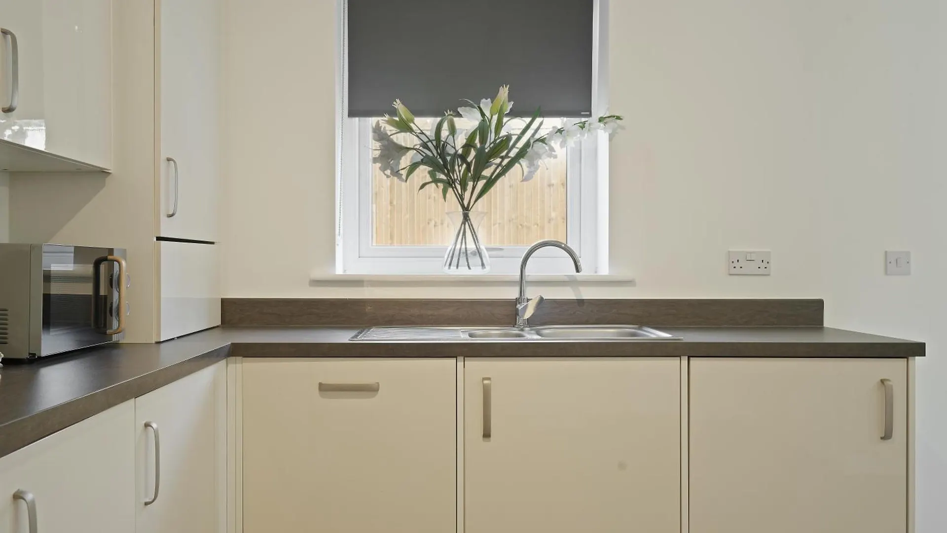 Mersey Way, Spacious 3 Bed Home, Close To Sheffield City Centre & Free Driveway Parking - Perfect For Workers, Groups & Families - Hosted By Stay Host Save
